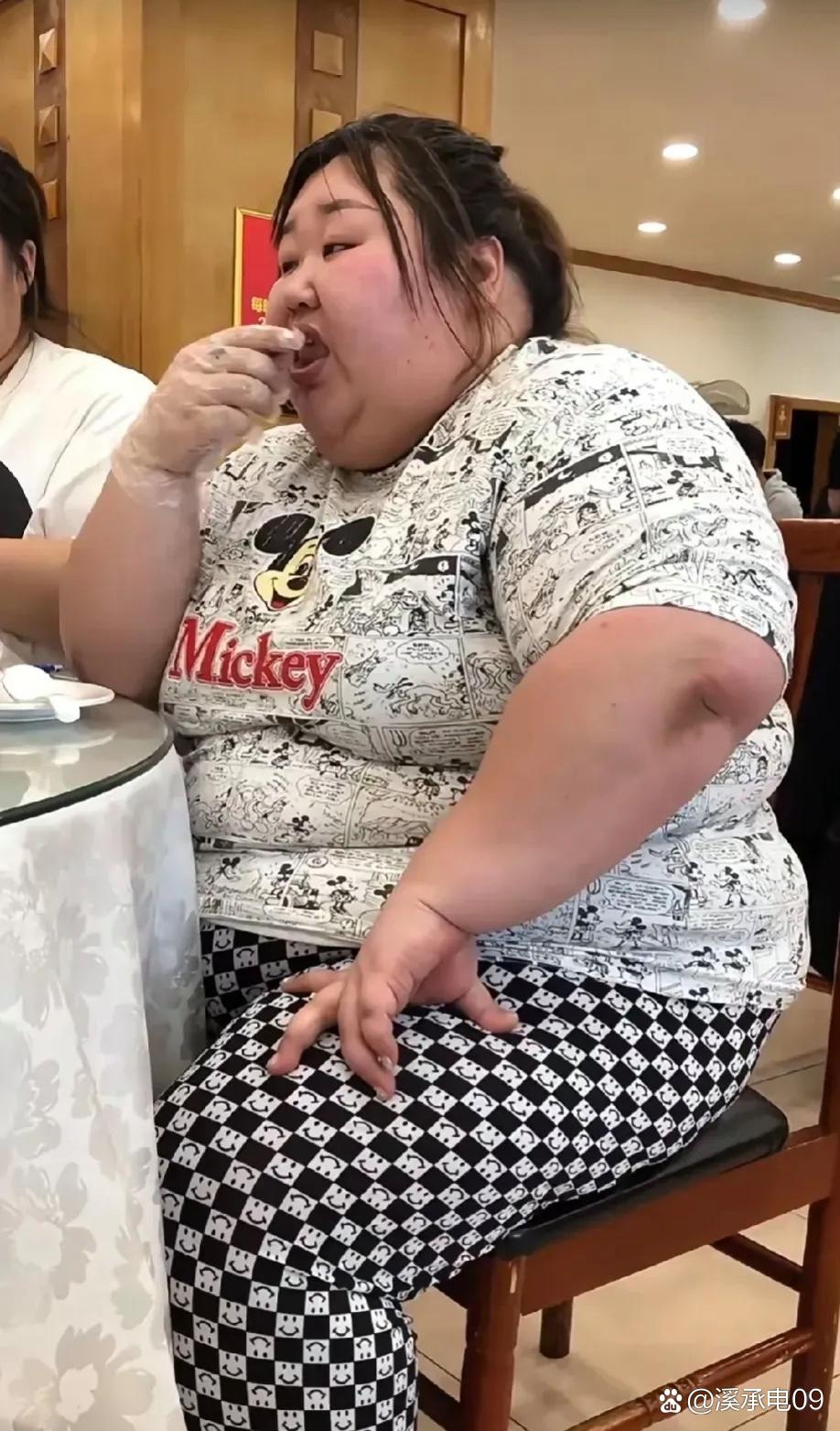 老板要崩溃了…湖南一个300斤的胖妞去店里吃自助餐,她一次性将一整盆