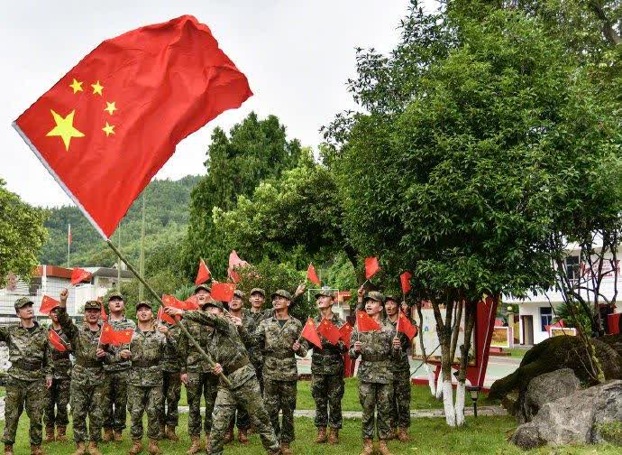 我要上热门# #官兵与国旗合影最亮眼# 从记事起,五星红旗就是记忆里