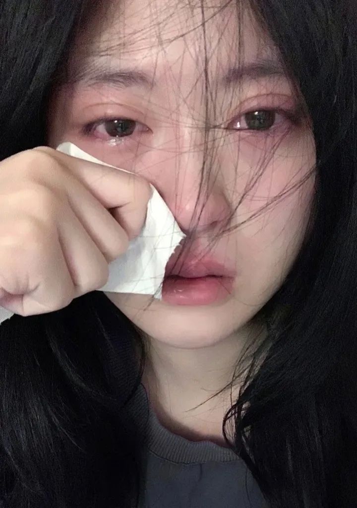 伤感一烟一酒一人图片美女哭红双眼照片伤心女手模窗真实图片哭红了