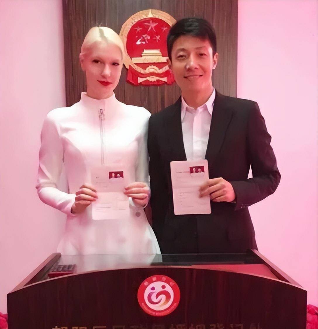 撒贝宁一家回加拿大探亲5岁女儿像李白农场游玩好开心