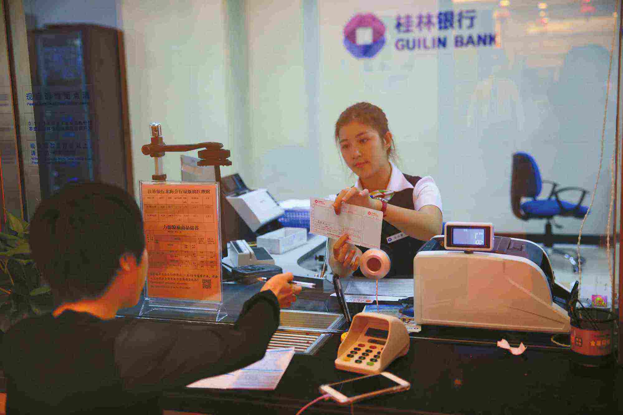 但突然想起网友们的建议,于是我回答说:"取出来准备存到隔壁银行