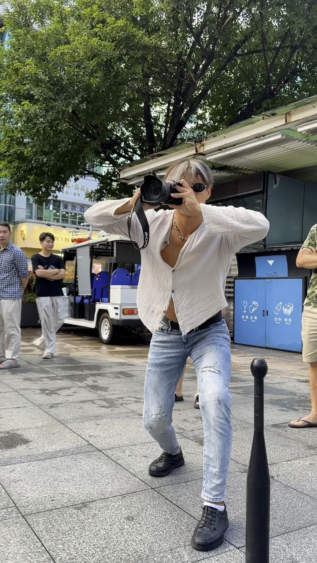 乌鸦哥带相机来东门拍网红,听说他拍照很牛,你们看看可以打几分