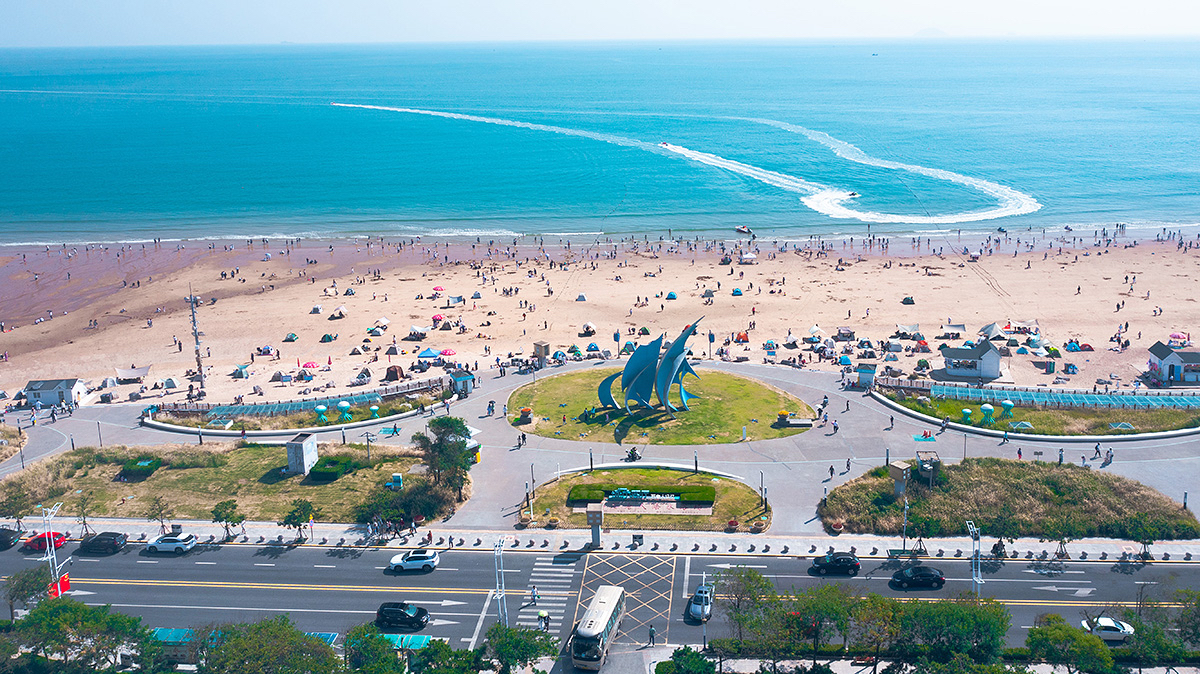 虽然秋天了,但山东青岛海滩的水温还可以,依然有人学冲浪,每天海滩和