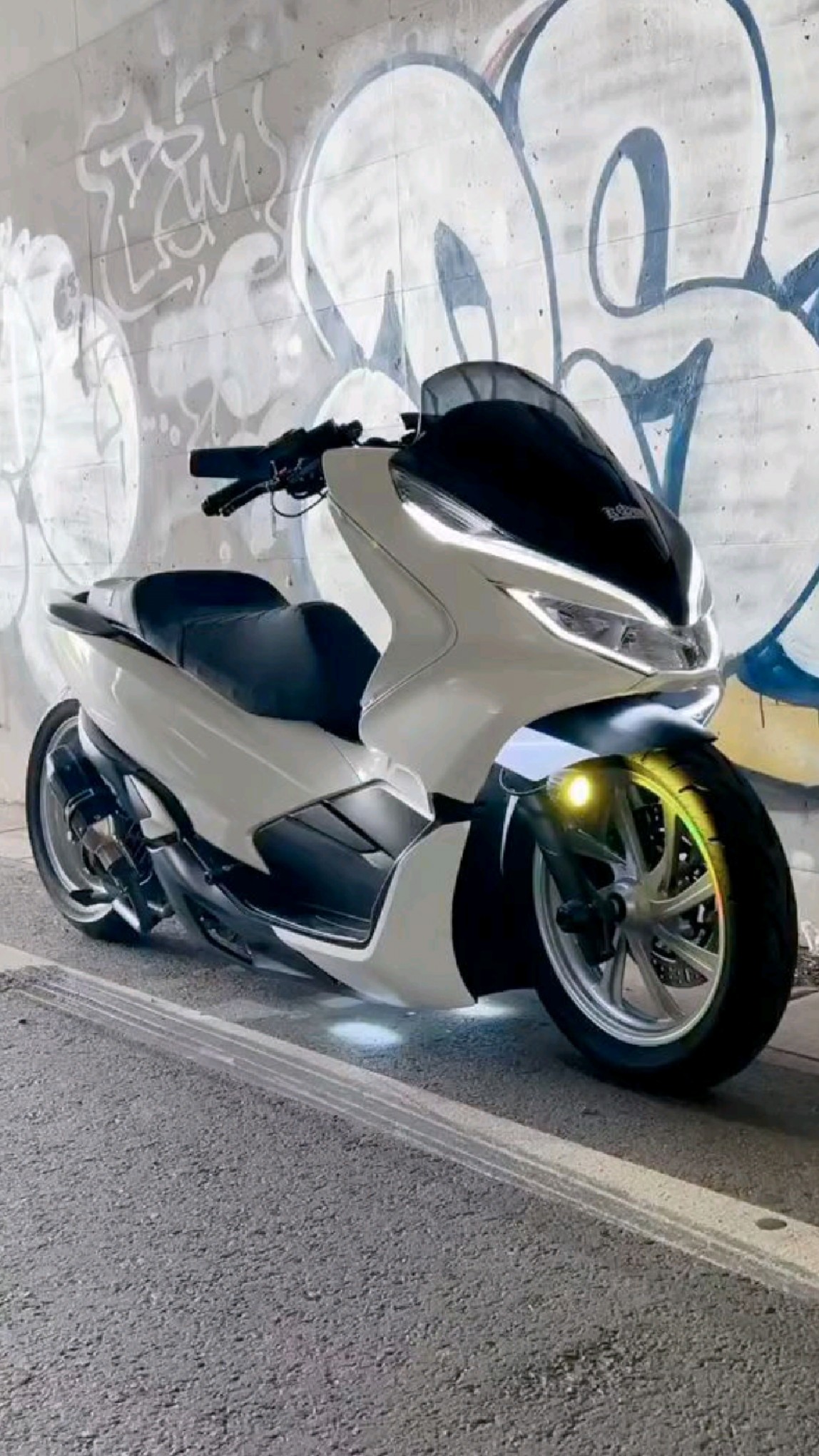 趴在地上的踏板摩托车