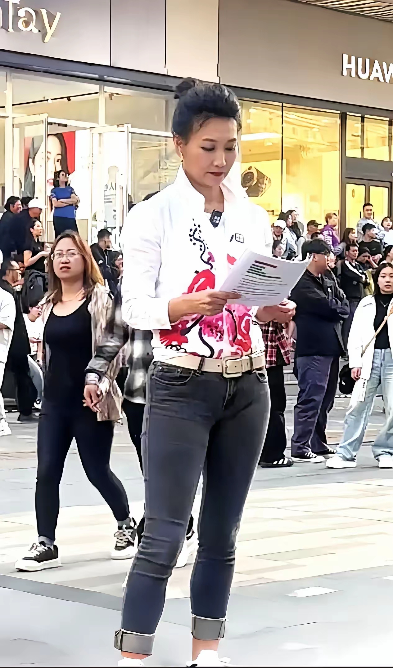 国庆逛街的时候竟然偶遇了李梓萌她可是央视的金牌主持人呢