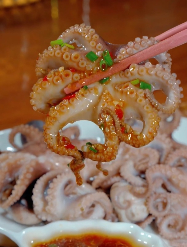 想吃八爪鱼,就试试像我这样做个白灼八爪鱼,味道鲜美