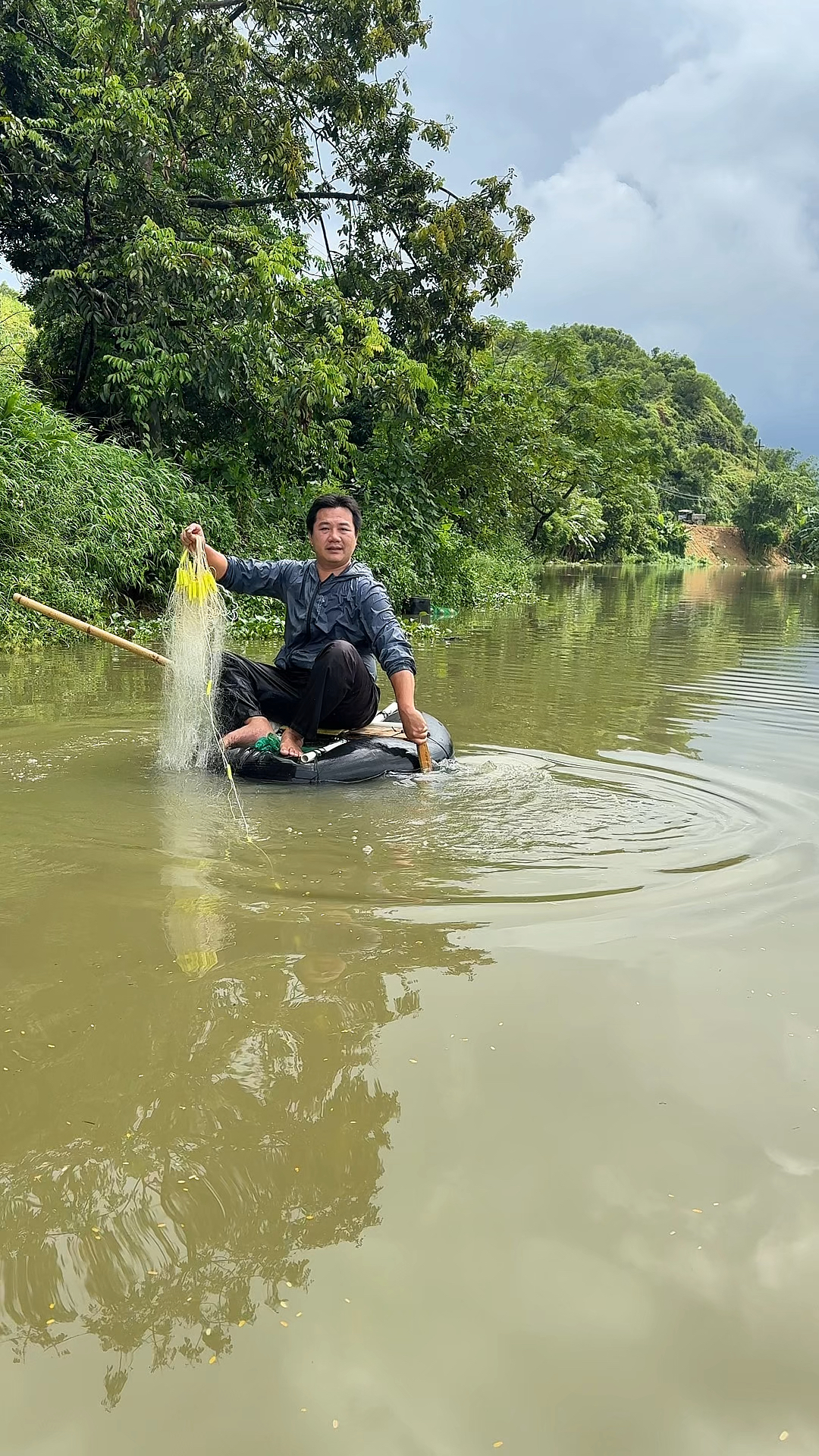 户外小河里抓鱼,又中大罗非鱼,太亮了