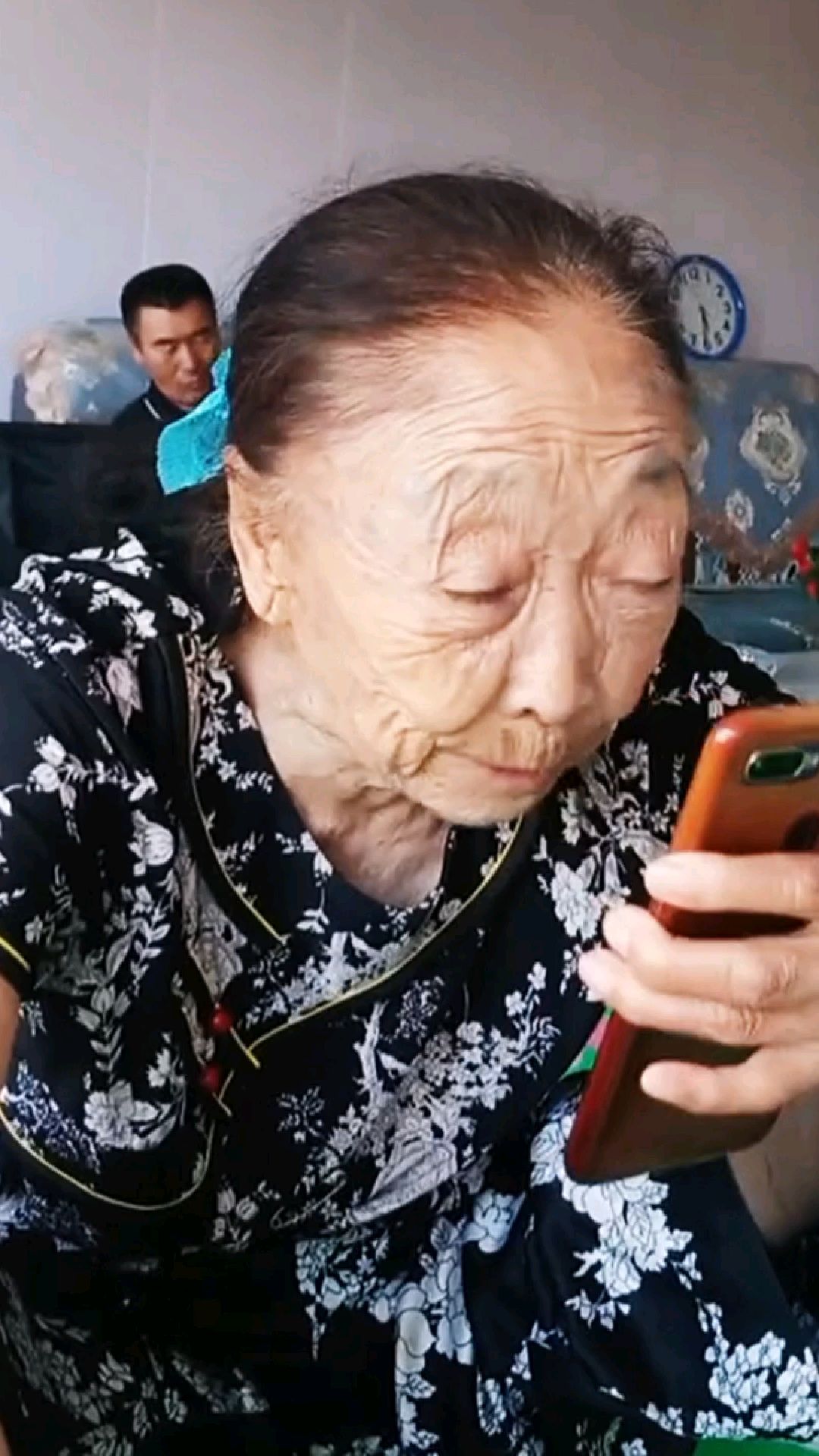 我们农村不一样的老太太