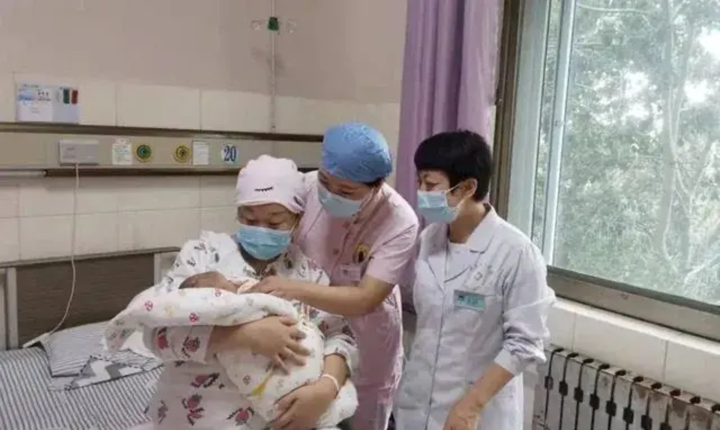 医生是不是抱错了孩子,自己孕期所有产检一 医生抱孩子女人生下孩子