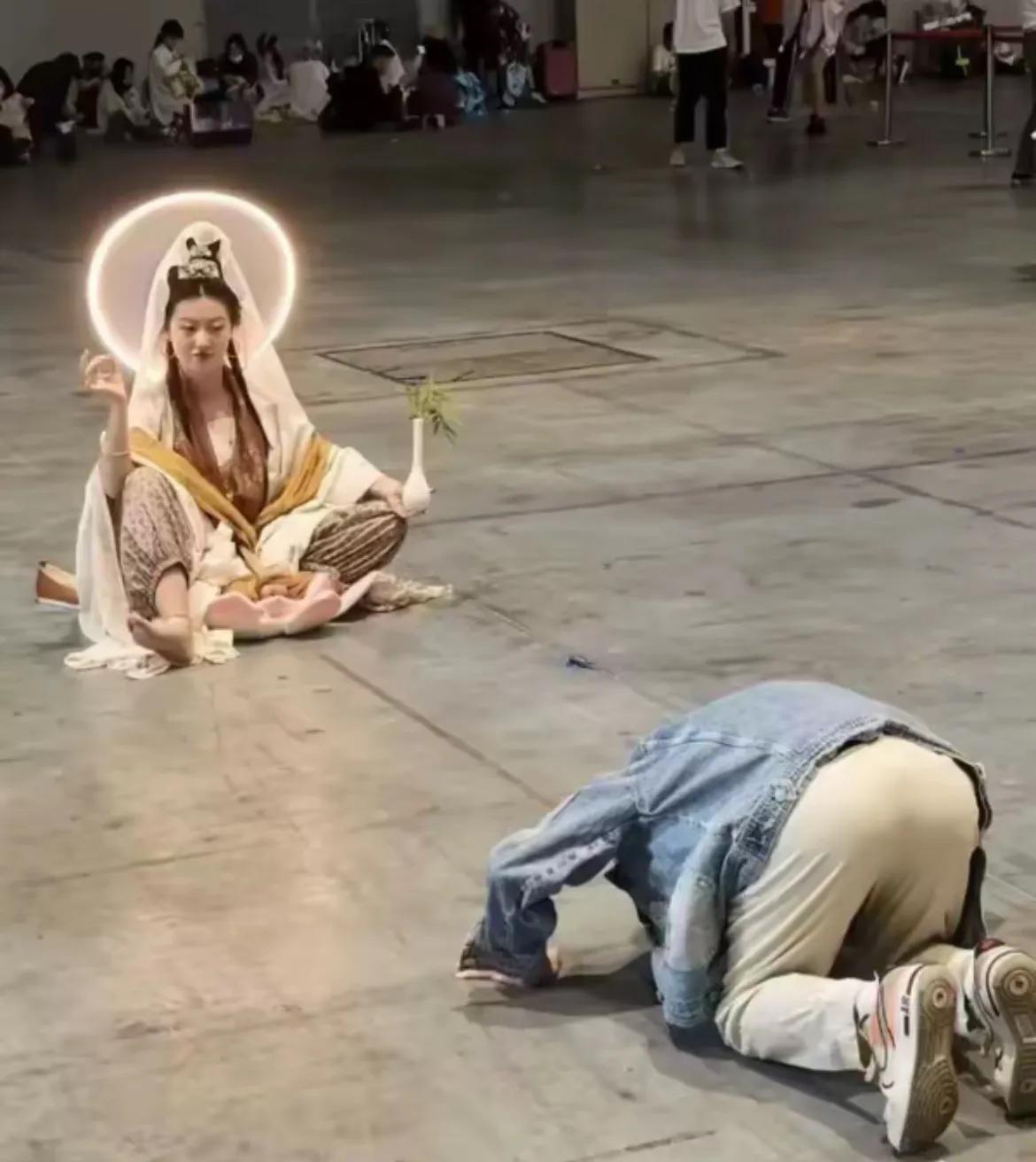 当走累的女观音菩萨这时盘腿而坐想休息一下忽然一位男士瞬间 