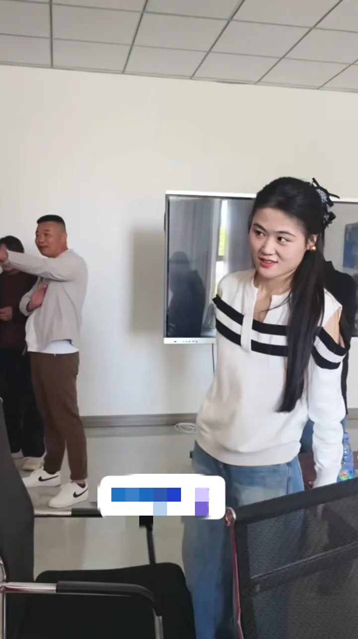 10月3日,大衣哥朱之文的儿媳妇陈萌亮相了,长相和穿着都很是亮眼.