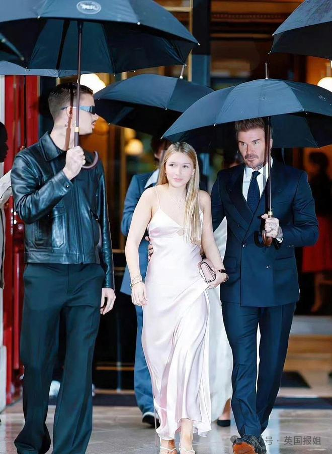 贝嫂维多利亚50岁出镜拍大片!被批"为老不尊"?网友:多穿点儿