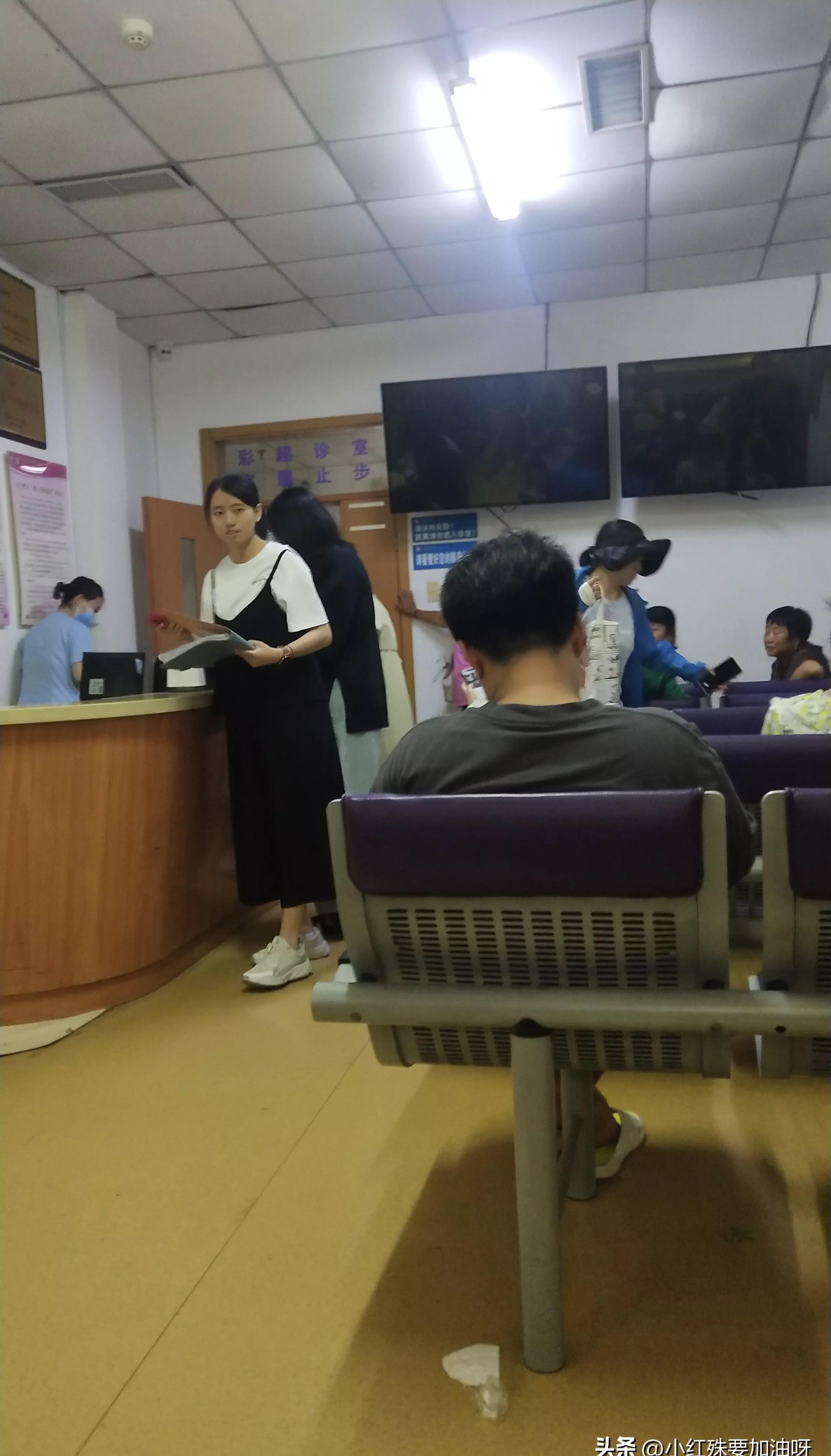 没人生孩子了?太搞笑了,去趟妇产医院,排队2个多小时