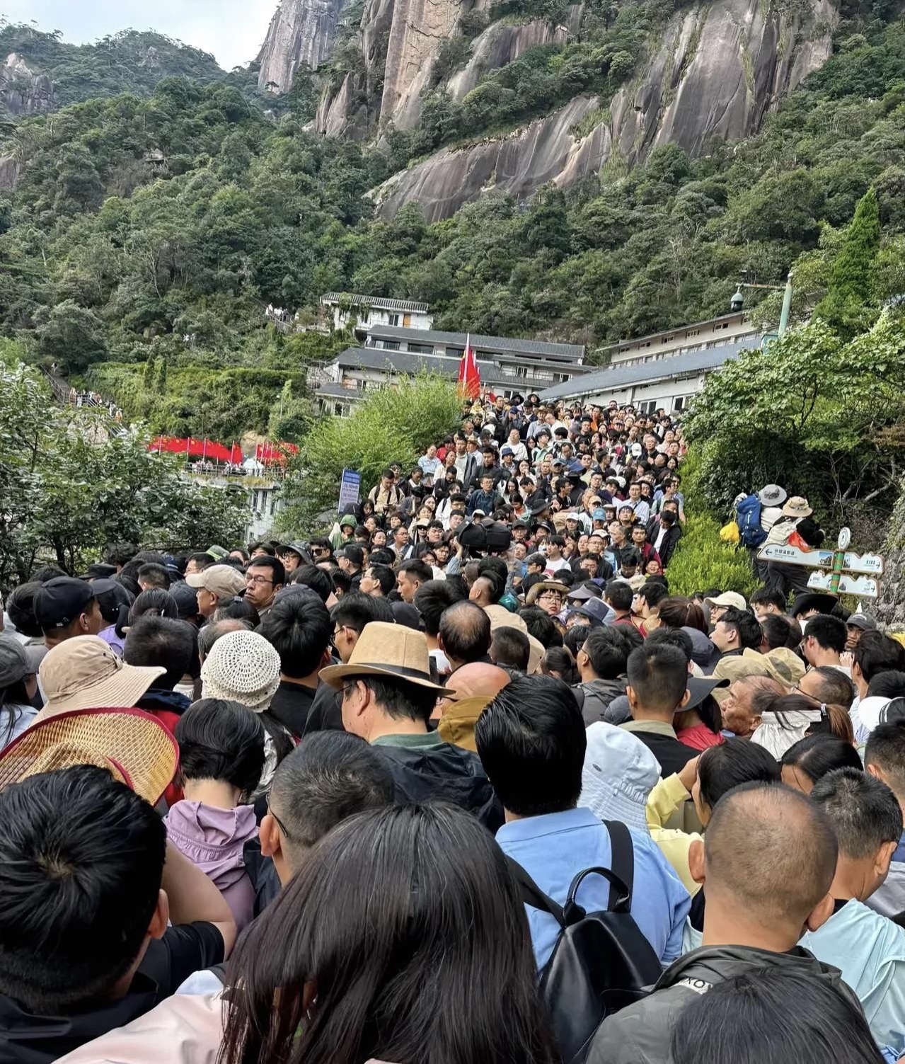 不堵不算放长假旅游,最近几天全国基本好一点风景区全是人从众,堵上