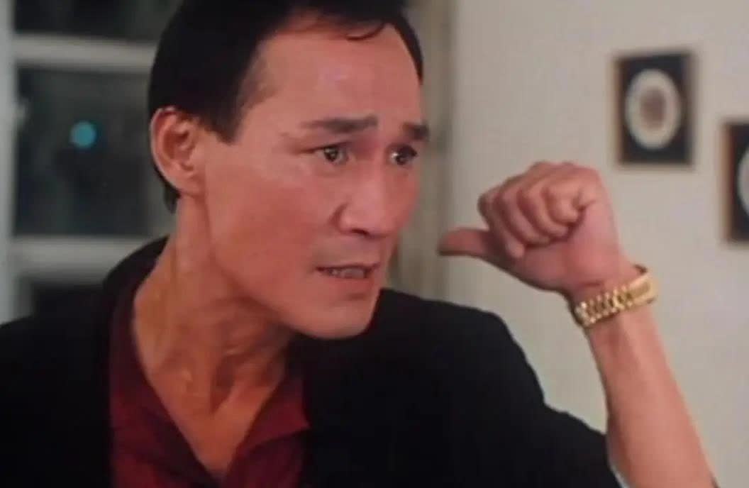 1984年,陈惠敏带着怀孕的妻子去参加宴会,碰见新义安的苏龙,苏龙一脚