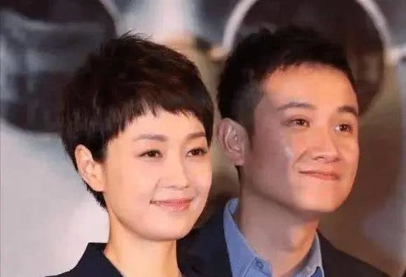 发现家里脏乱不堪,满地都是脏衣服,而一旁的马伊琍翘着二郎腿,躺在