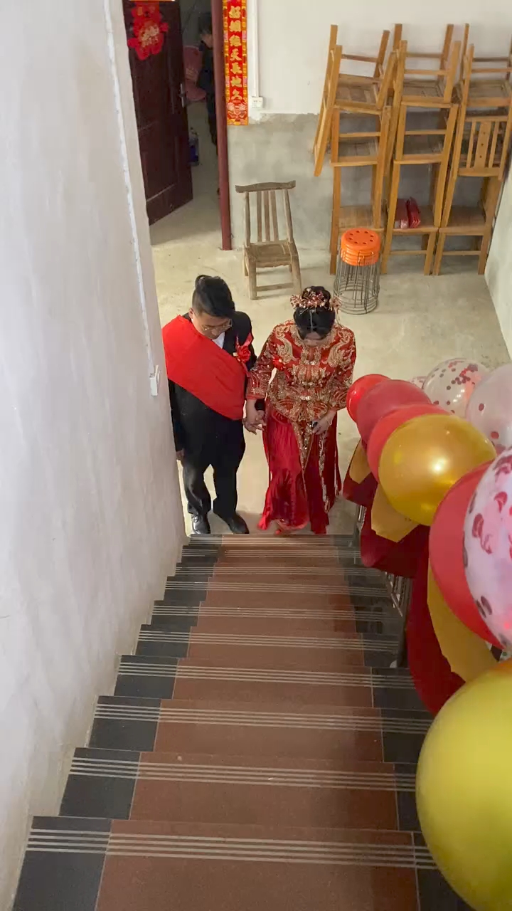 新郎官说,抱着新娘子上楼,新娘子怕他累着,说自己走着就行了,这真是一
