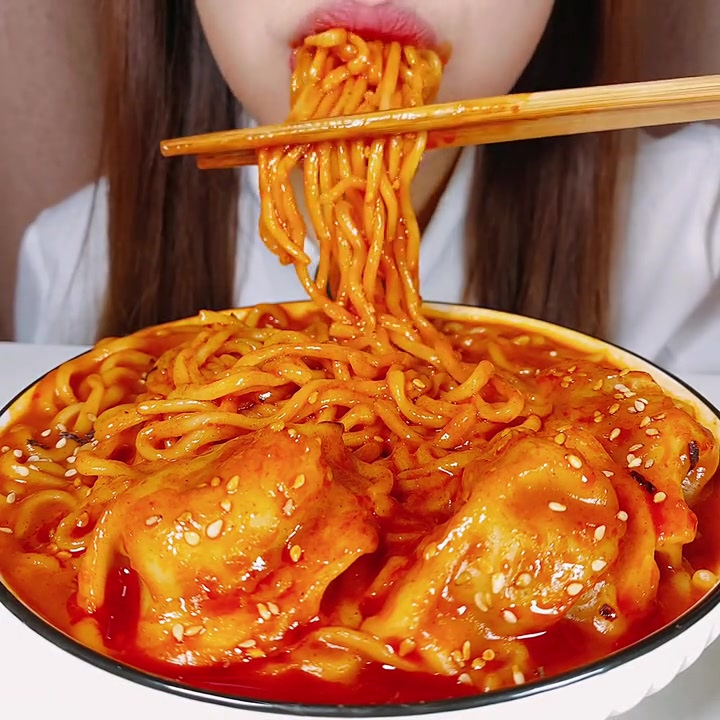 今天吃个火鸡面,和你同姓的明星第一个你会想到谁