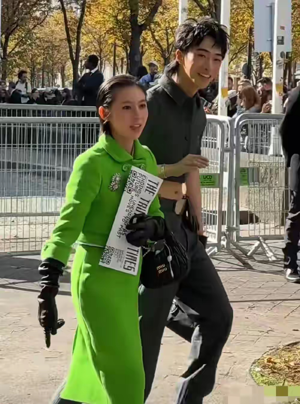 这是伊能静的儿子恩利出席巴黎时装周的画面,真的看着他感觉好怪异