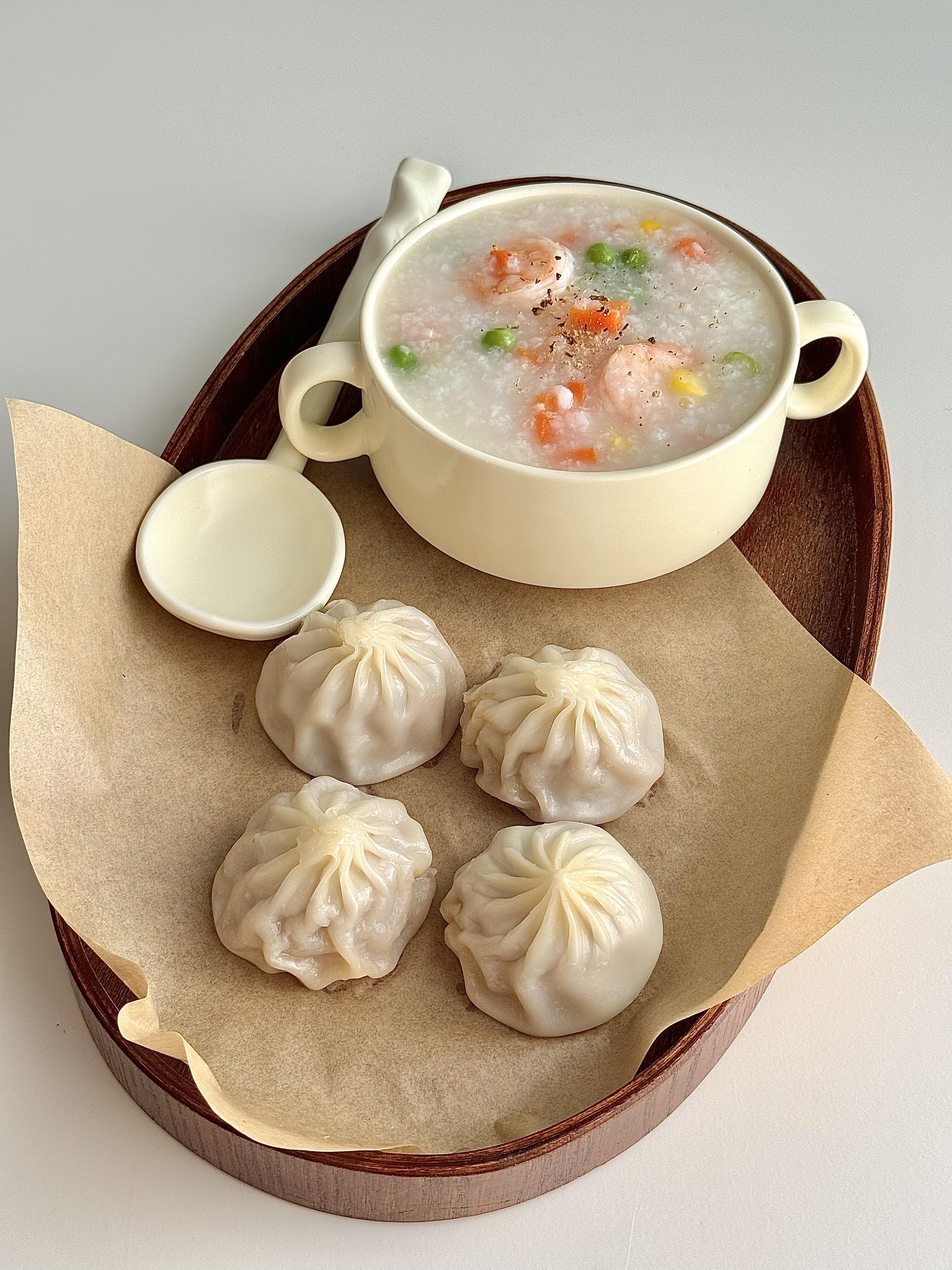 中式早餐什锦虾仁粥灌汤包
