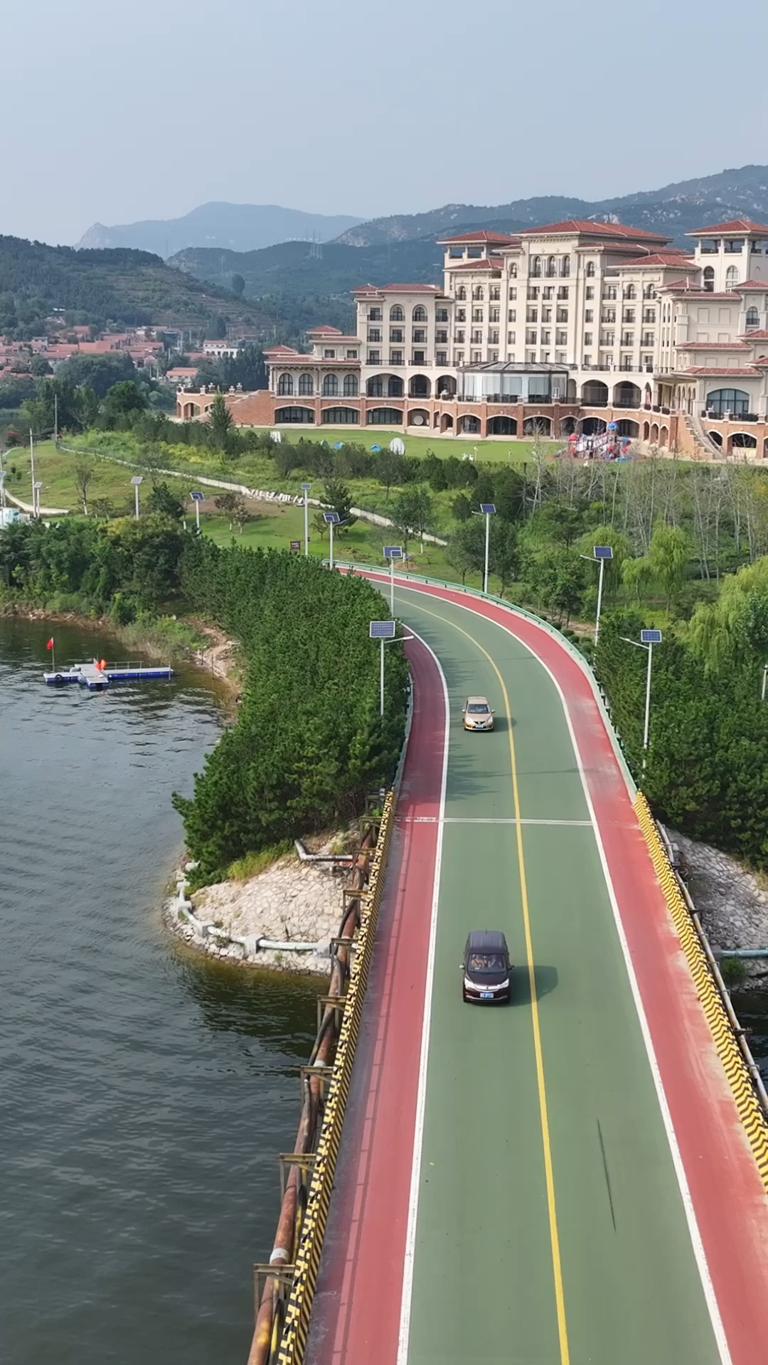 航拍莱芜雪野湖美丽的环湖公路