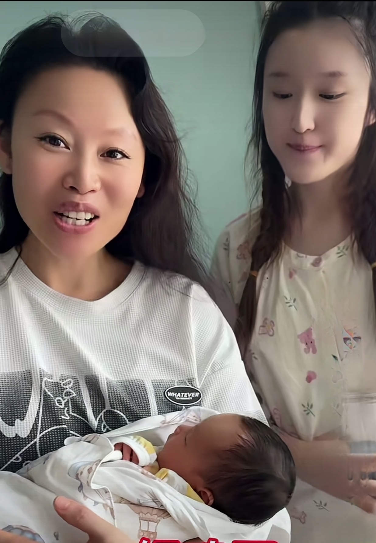 42岁的山东草帽姐,不仅华丽转身成为当红歌手,又喜添孙子