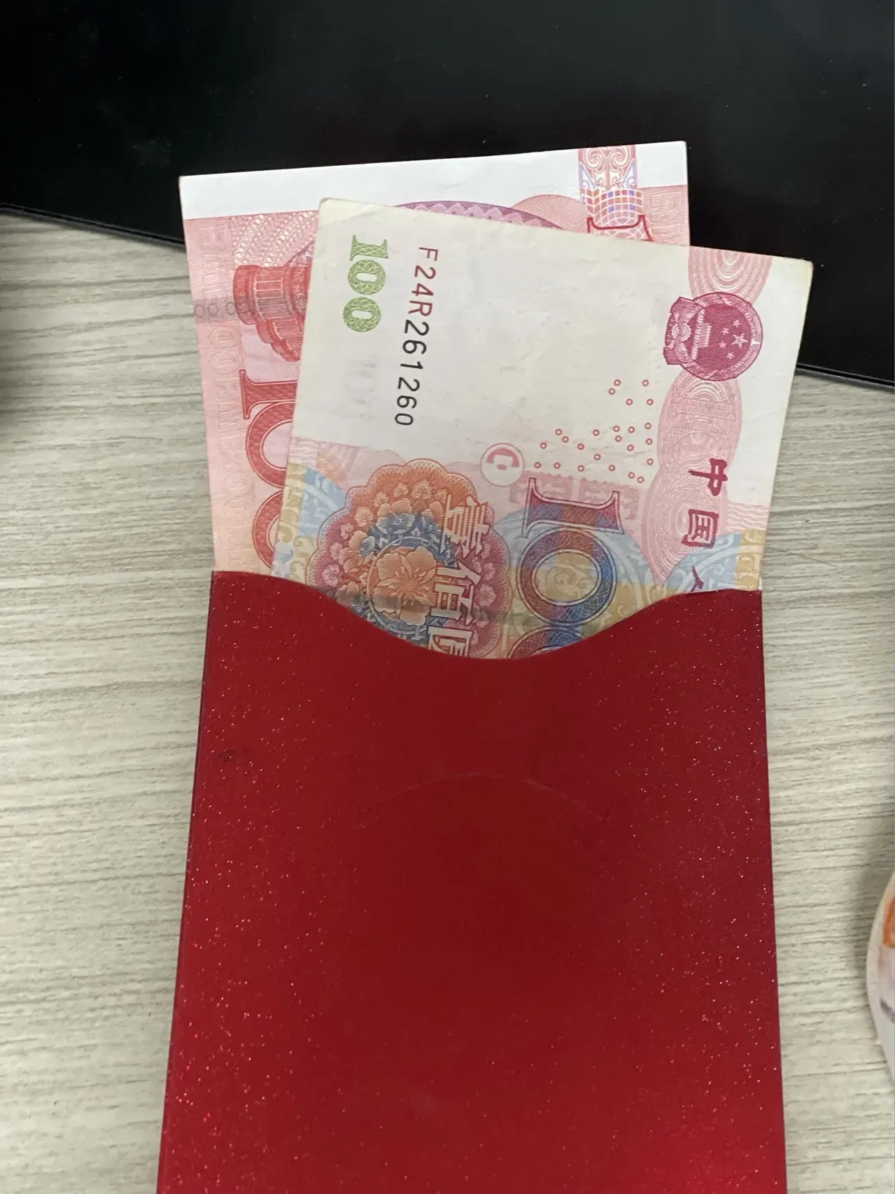 前两天有个同事结婚,我没去吃席,但我还特意给了她200红包