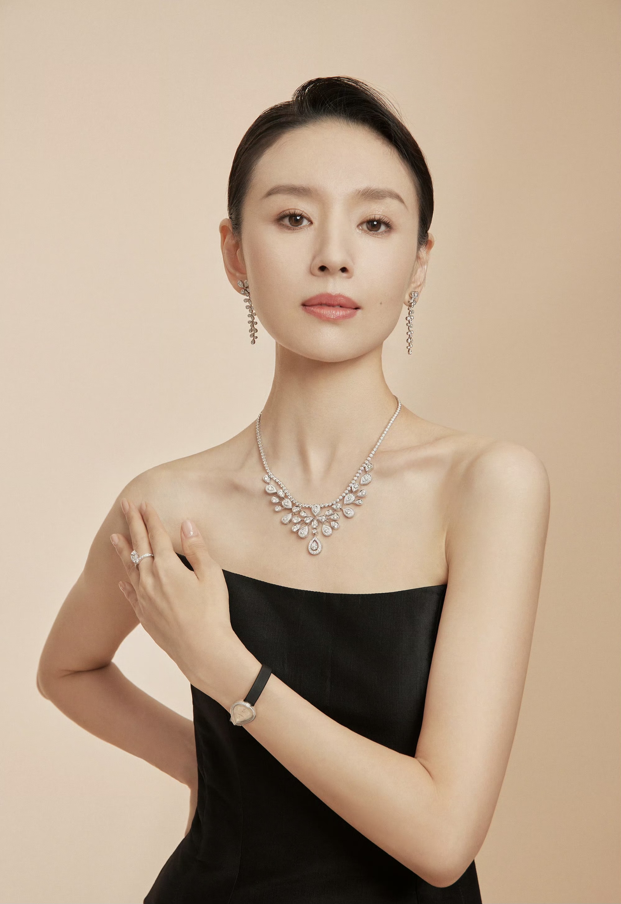 44岁的董洁依然美得让人挪不开眼睛,气质在内娱也是独树一帜,如果当年