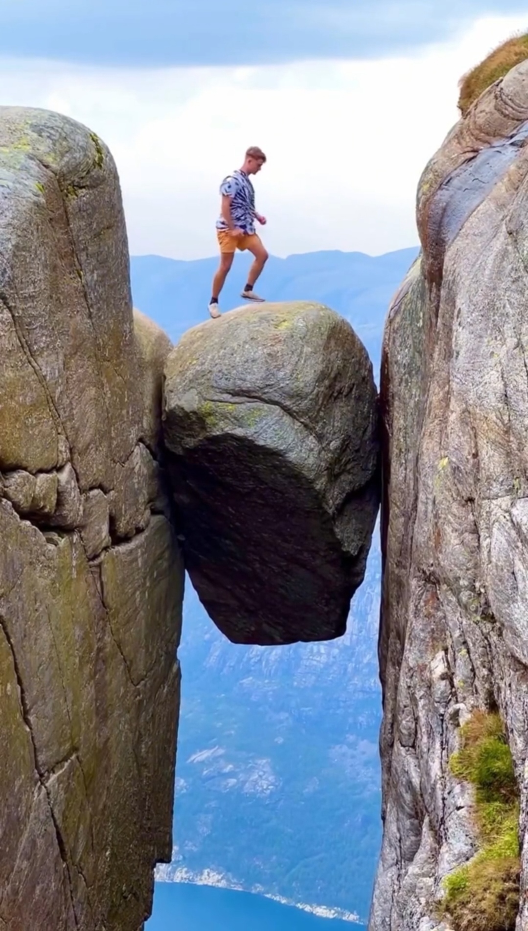 这可真是艺高人胆大啊,不过也是够危险的,稍微有点失误就掉悬崖下面去