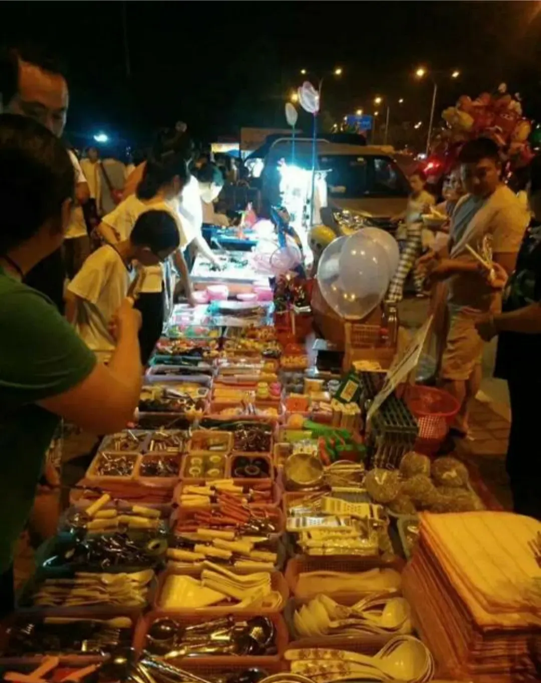 摆地摊女生最喜欢买什么(女生摆地摊卖什么小吃最火)