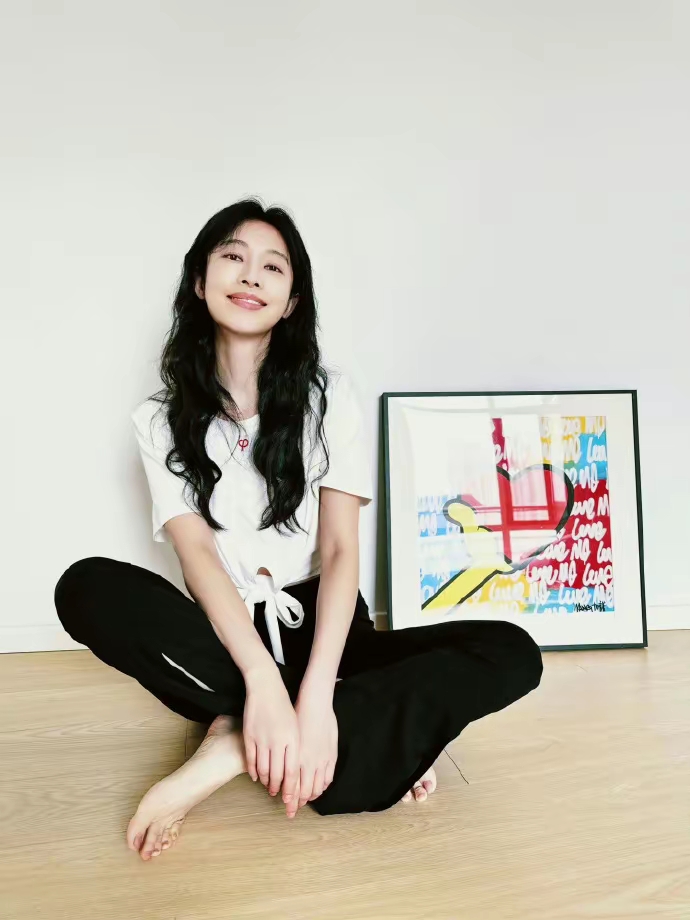 张俪居家的一组美图,松弛感拉满,随意慵懒的姐姐也是超美的