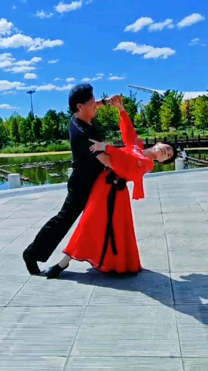 交谊舞是哪个国家发明的_足球是哪个国家发明的（交谊舞的发源地是哪个国家?）