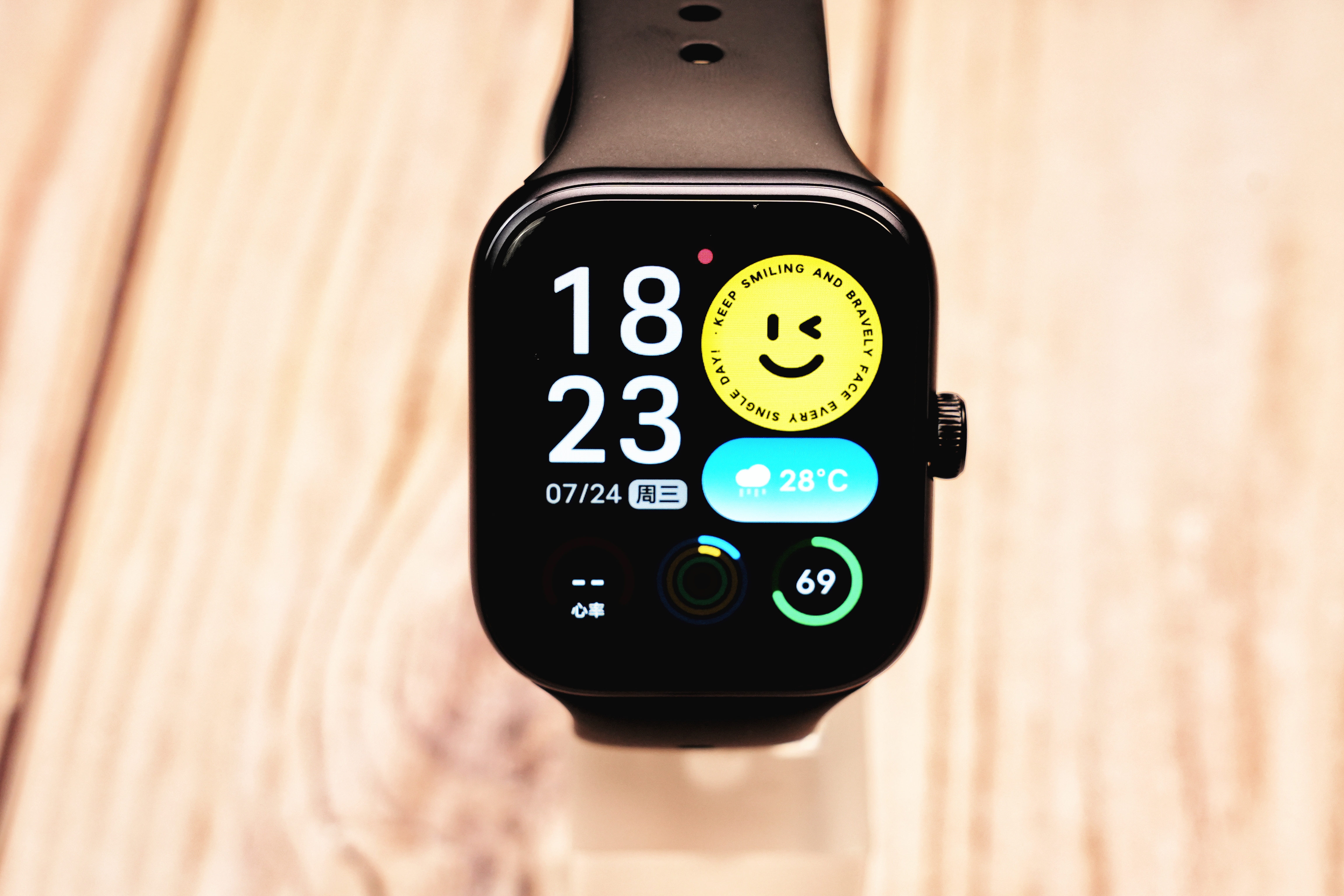 85英寸的超大屏幕,四边采用2