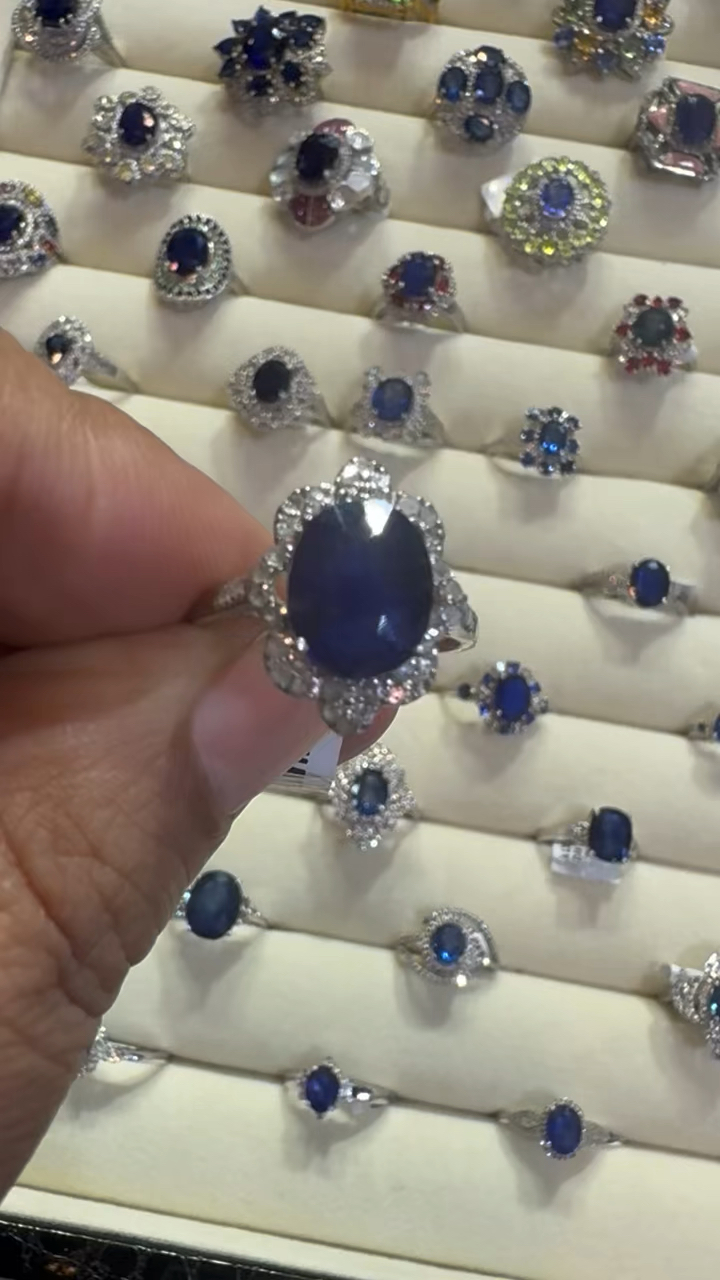 香港珠宝展上的蓝宝石戒指,花朵造型