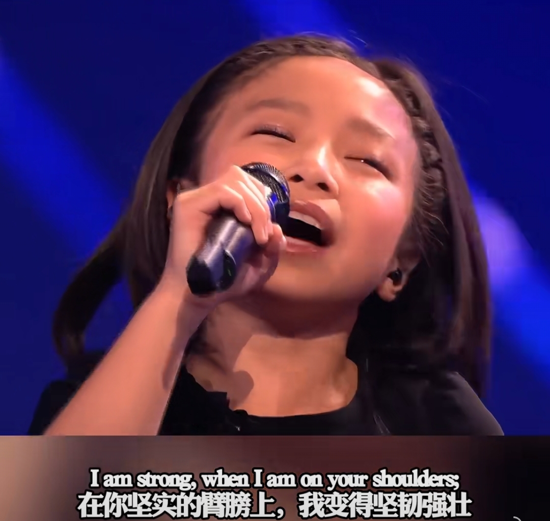 9岁小女孩谭芷昀跟德国天后合唱《你鼓舞了我》对飚高音,现场观众纷纷