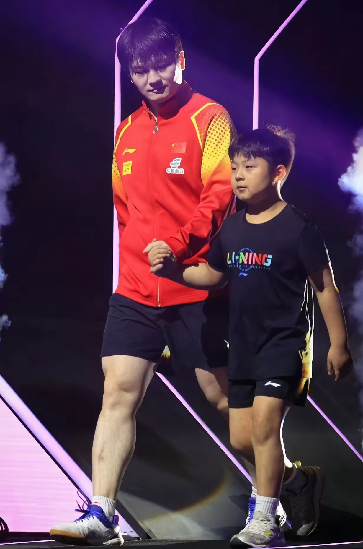 这孩子和小胖一样长得胖嘟嘟的甚至就连发型也和小胖一样