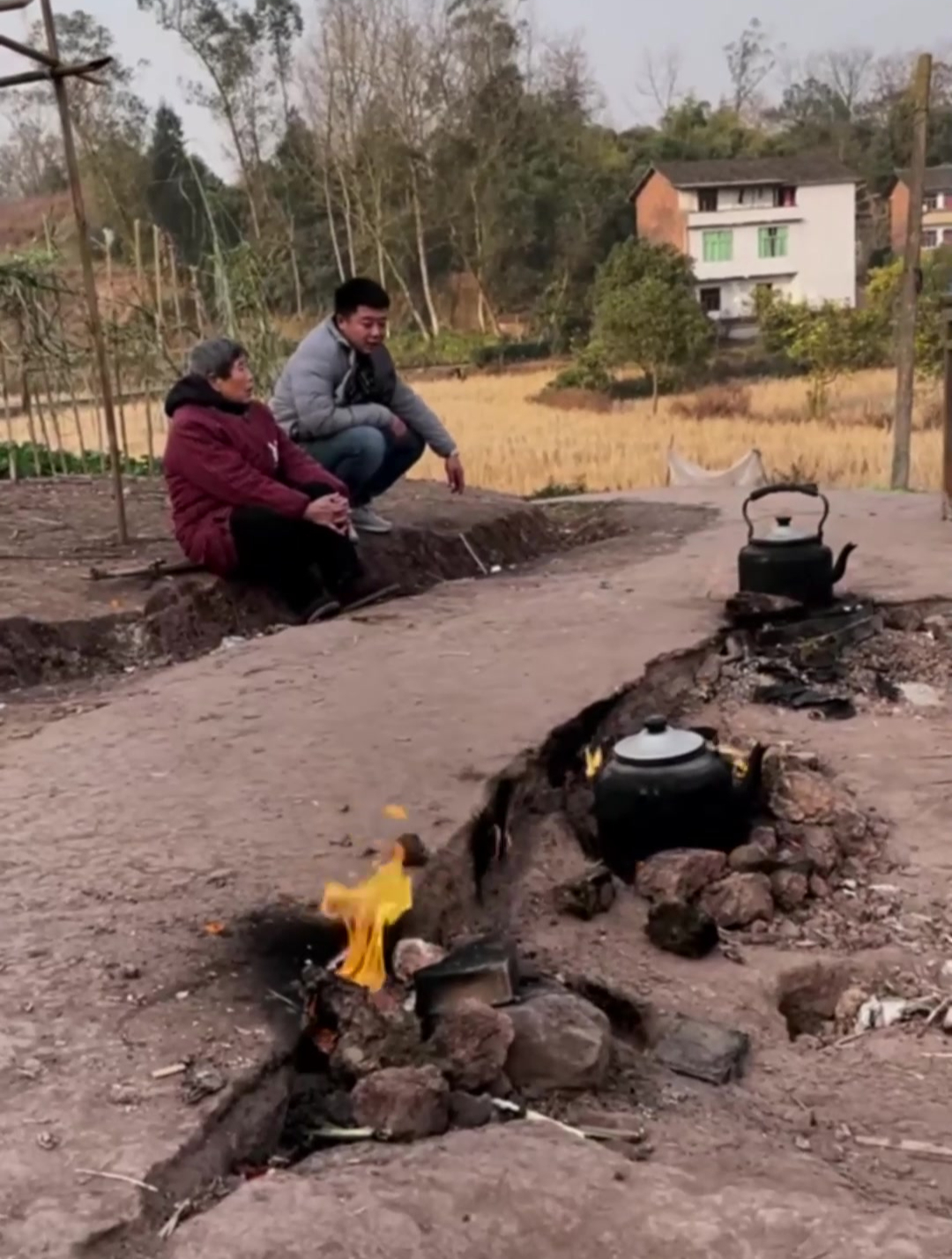 村里发现神奇的地火,燃烧62年不灭,当地村民在这里烧水煮饭