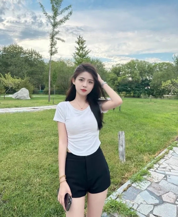 性感好身材# 公园随拍,美女身材太棒啦!#一张照片看中国