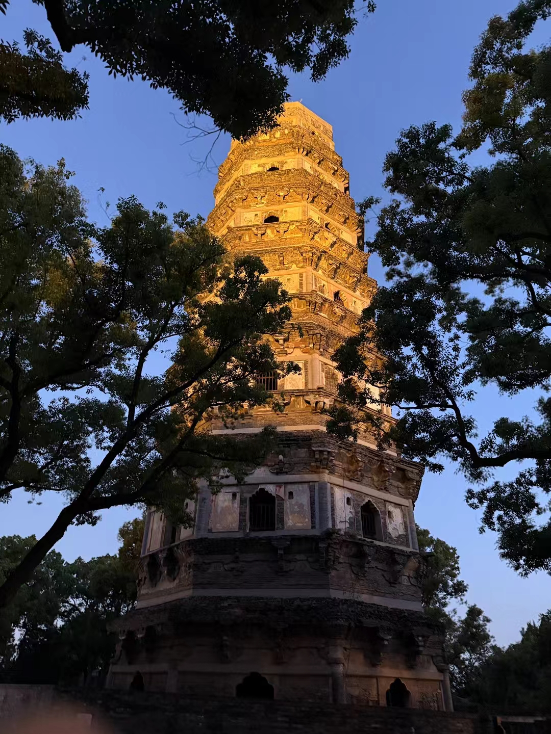 这座始建于明正德初年的古典园林以其精巧的布局和秀丽的景色吸引了