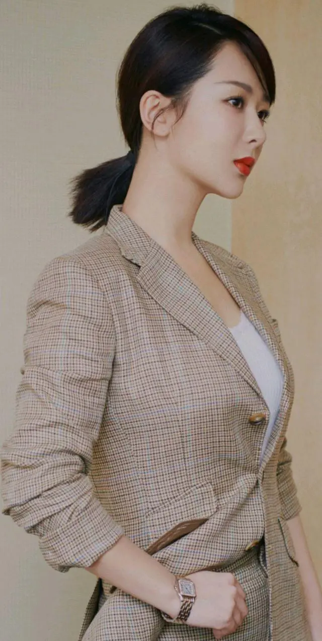 她的演技与外貌都让人为之倾倒,那么,杨紫穿现代装好看还是穿古装好看