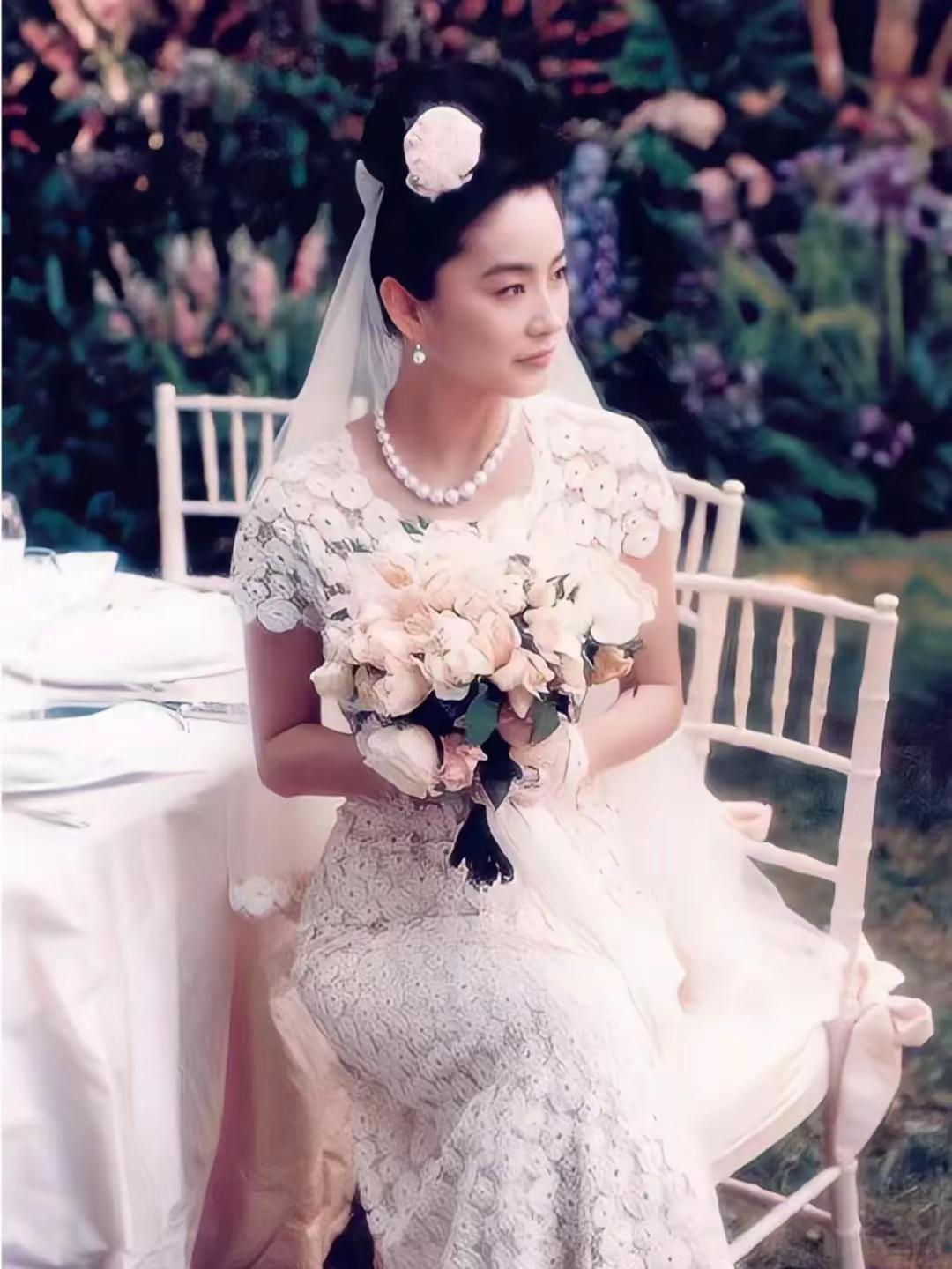 婚纱起源于19世纪的英国,维多利亚女王婚礼身穿白色托地长裙和头纱