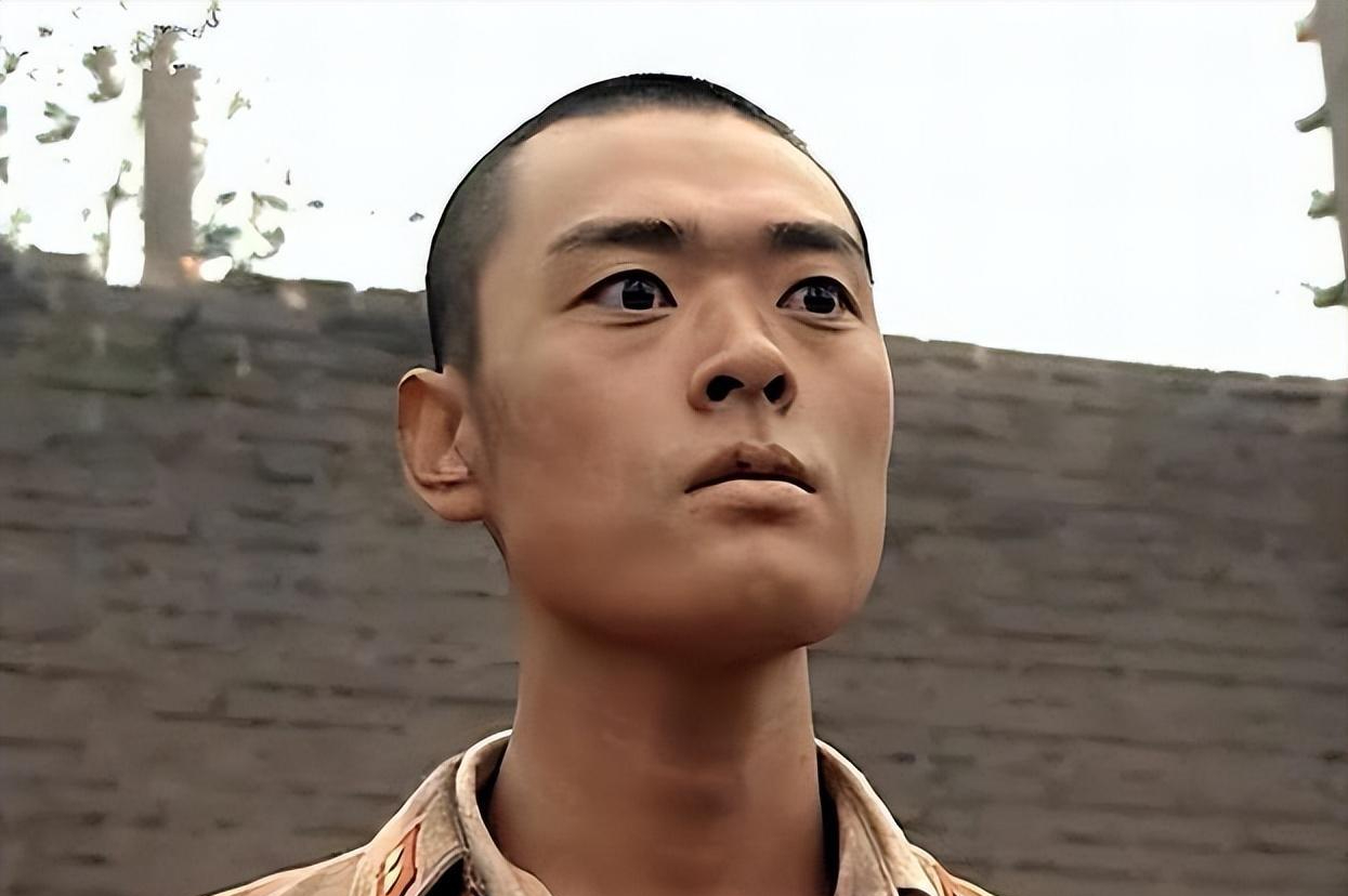 遭导演侮辱被逼跳楼,靠妻子走出低谷,而他却隐瞒妻子