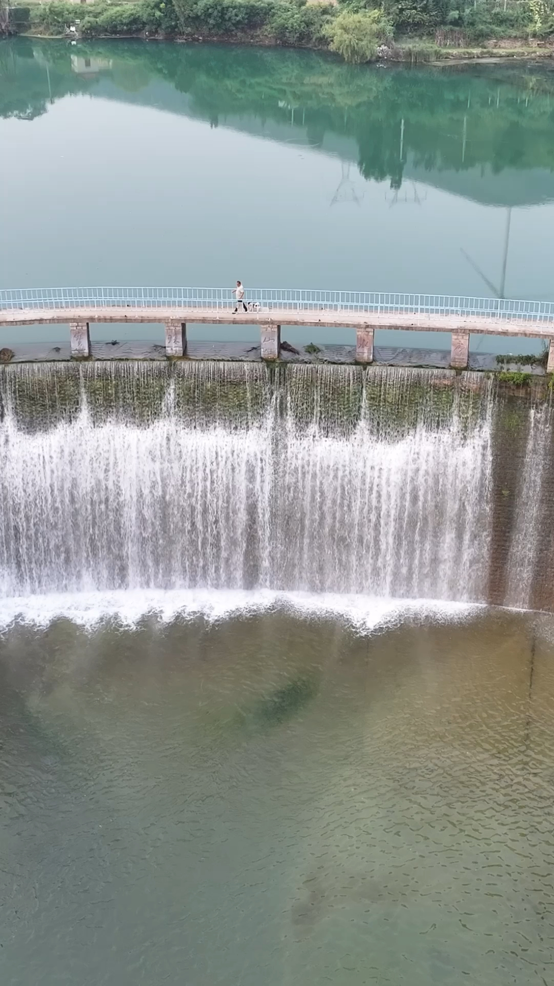 航拍济南章丘宝珠山水库,泄洪闸瀑布宛如白练挂壁