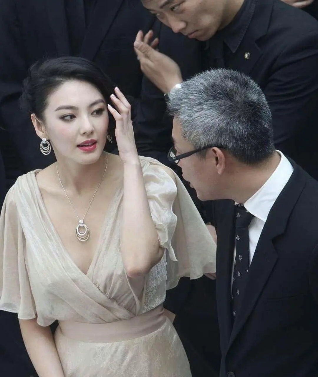 那年,张雨绮和相识70天的富商袁巴元闪婚,不久后就火速生下了一对龙凤