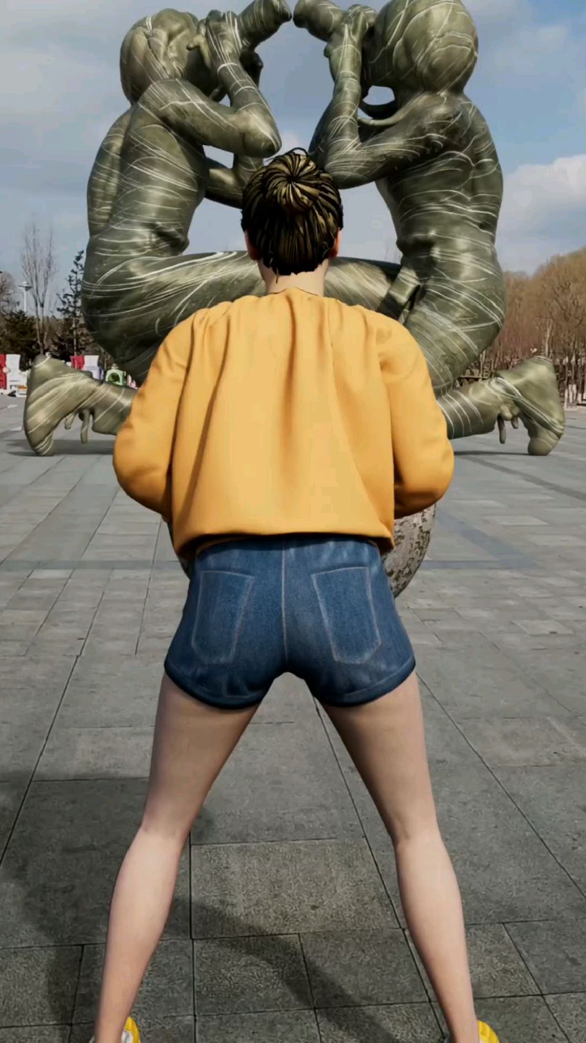 女孩扔球解封广场跪着拍摄美女石像