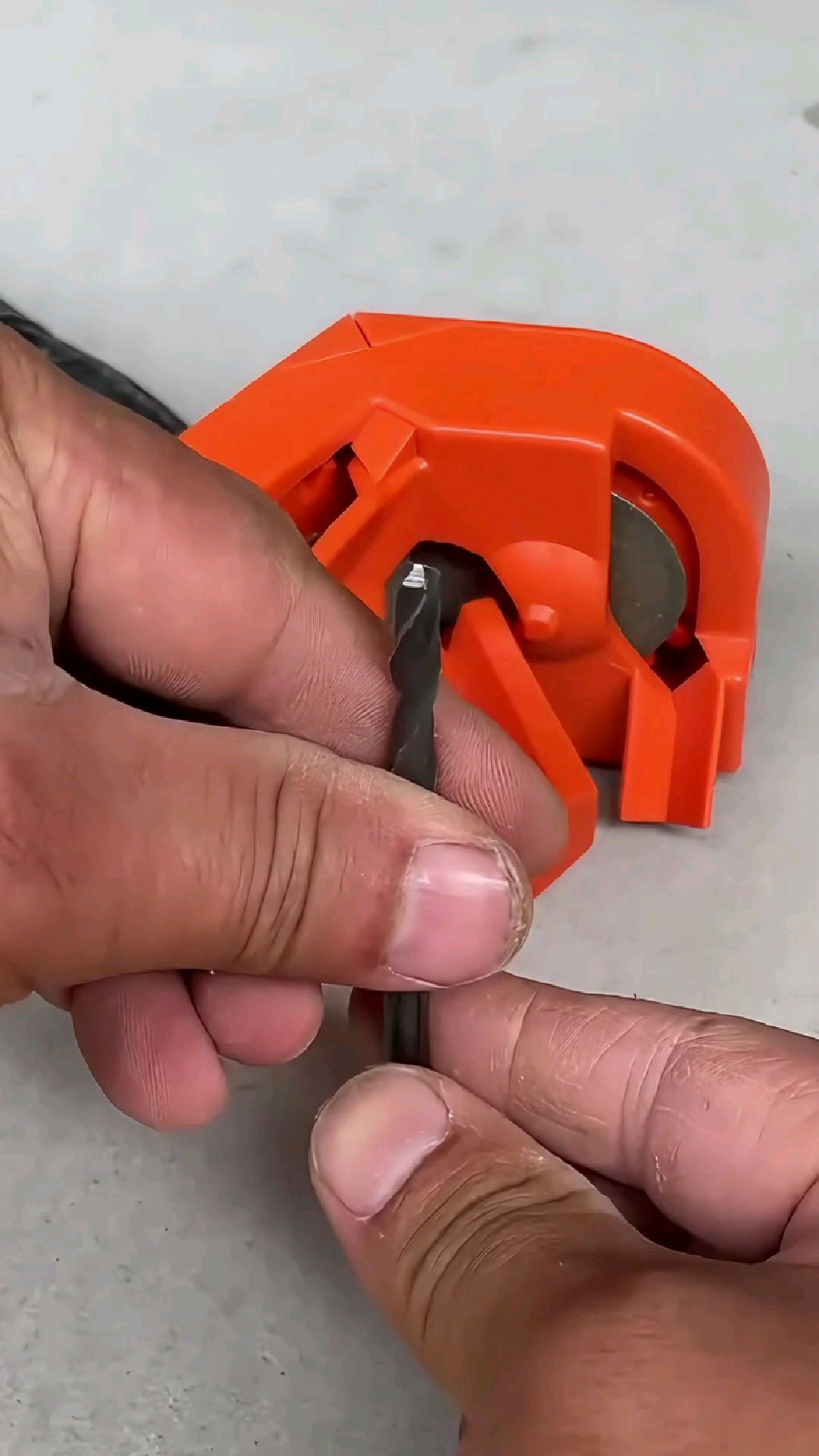 以后钻头不快了千万不要扔,就用这个钻头研磨器,一磨就变新钻头