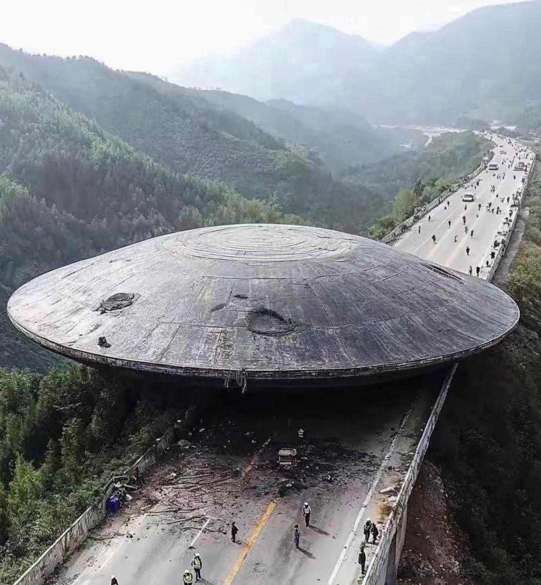 这个飞碟停在这个高速公路上面是不是一个有力的证据呢