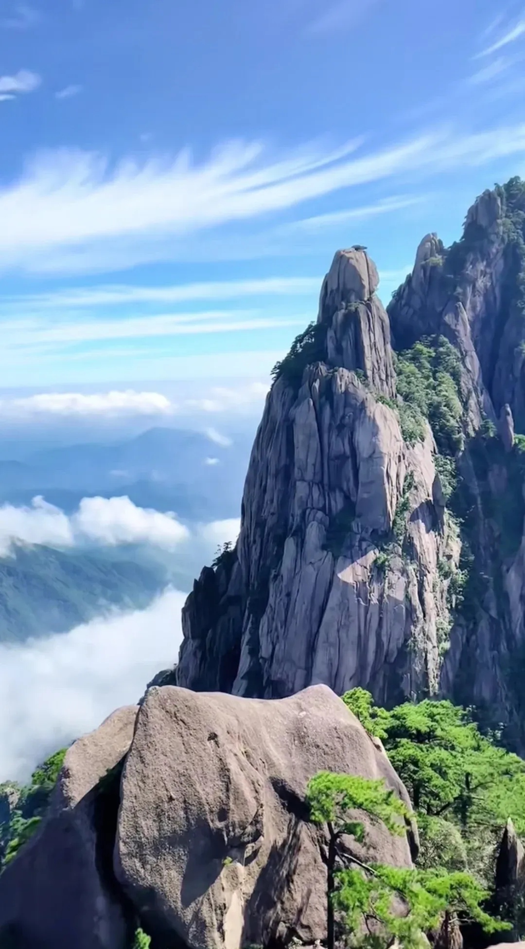 登顶天都,云海翻涌,奇峰林立,宛如置身仙境,尽享大自然的壮美画卷