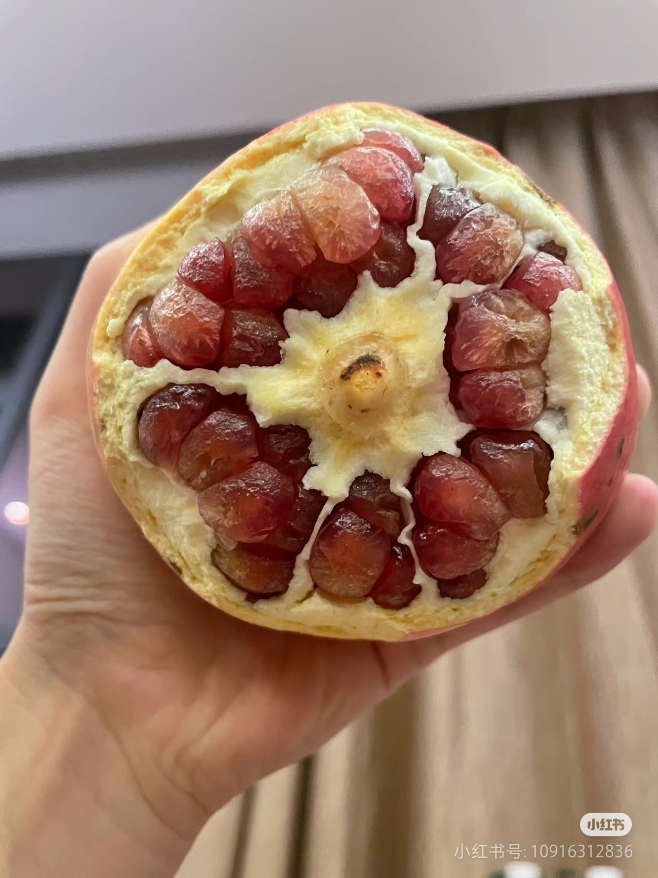 怎么办怎么办怎么办 友友们,刚才剥了个石榴吃,剥开后是这个样子 请问