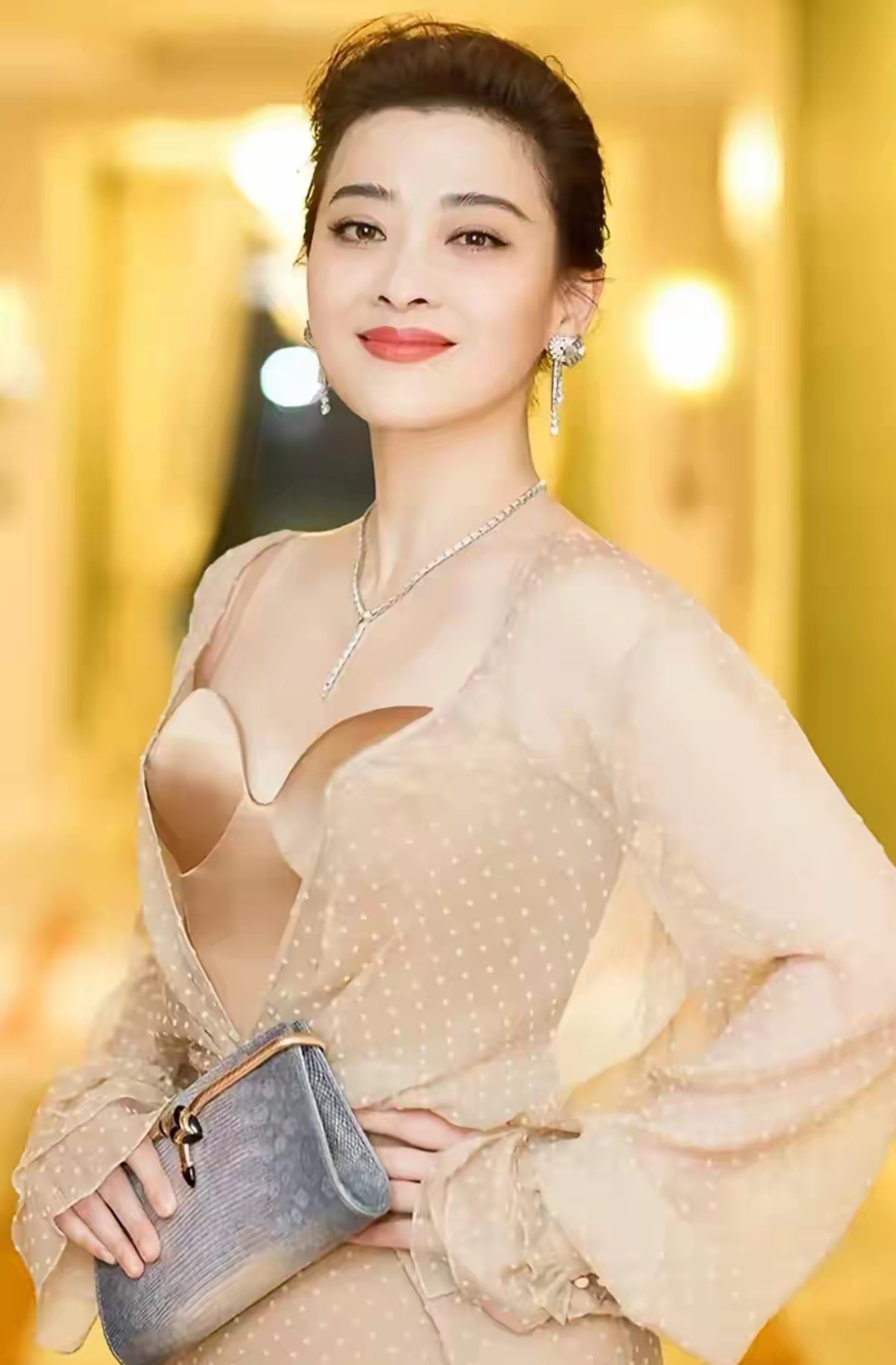 "秦昊却拒绝道:"这事不用我问."梅婷很疑惑,后来就全明白了